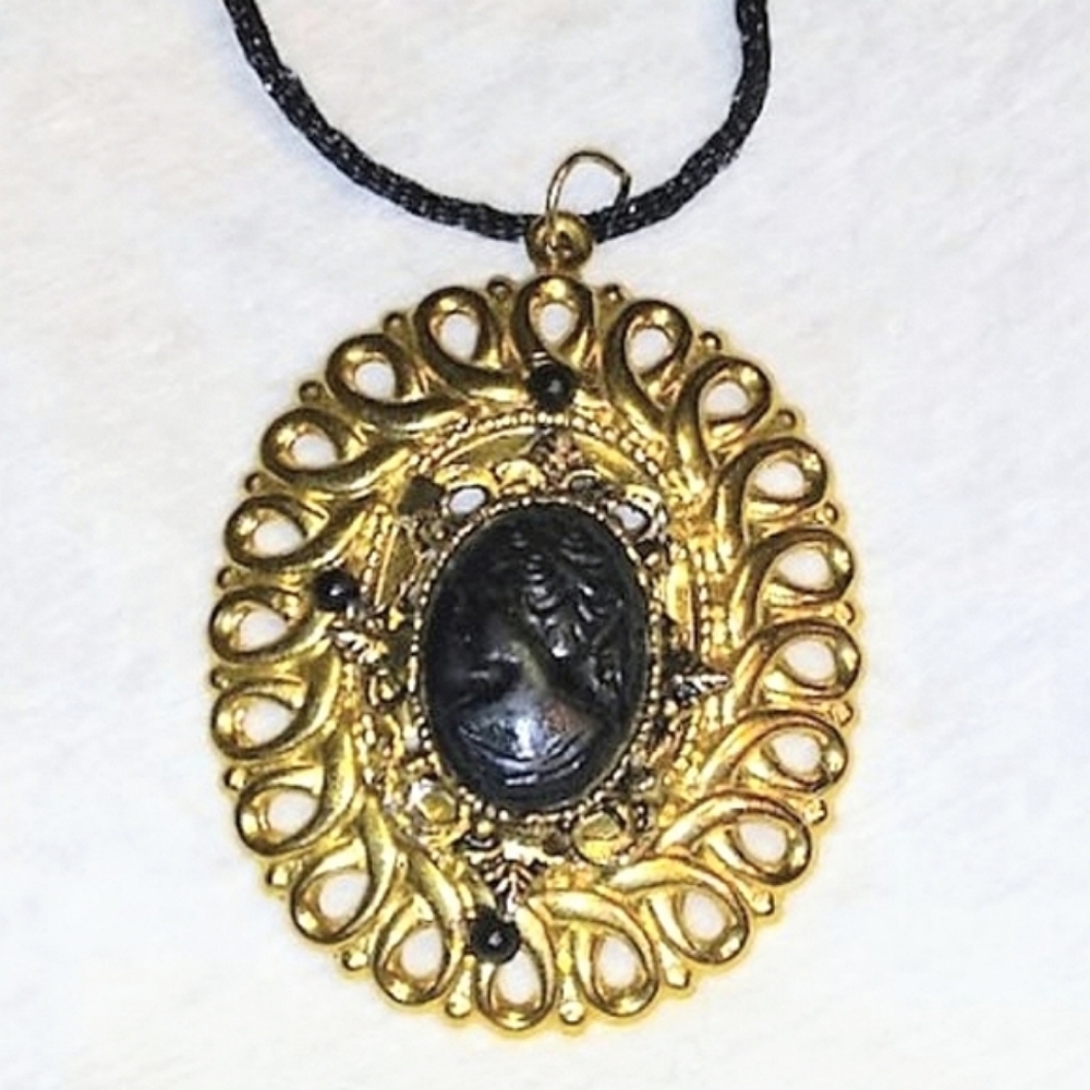 Black Right-Faced Victorian Style Cameo Pendant + FREE Ring - Picture 3 of 16